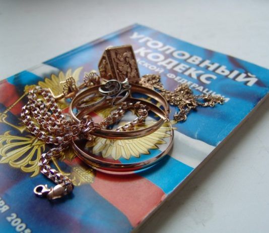 Жительницу Махачкалы подозревают в краже ювелирных изделий на крупную сумму