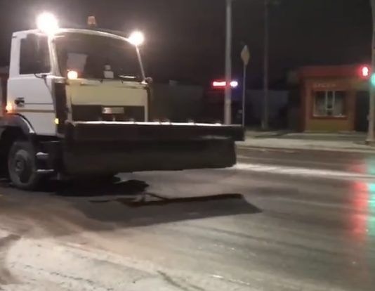 Проспекты, улицы и мосты в Махачкале обрабатывают антигололедными средствами