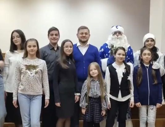 Салман Дадаев отметил воспитанников школ искусств Махачкалы за участие в новогодних представлениях