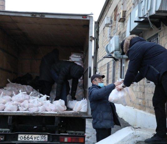 Медикам «красной зоны» в Махачкале передали 2 тонны продуктовых наборов