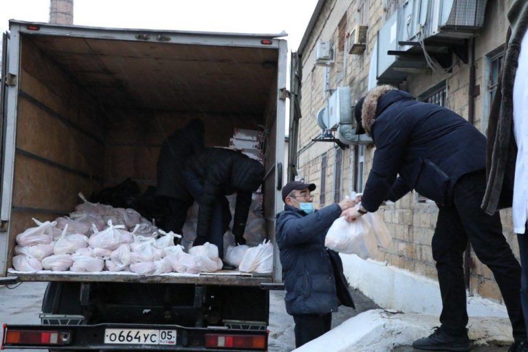 Медикам «красной зоны» в Махачкале передали 2 тонны продуктовых наборов