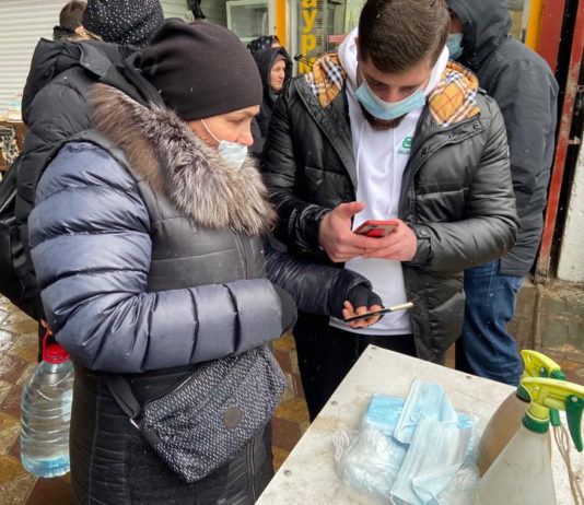 В Махачкале посетителей рынка проверили на наличие QR-кода о вакцинации