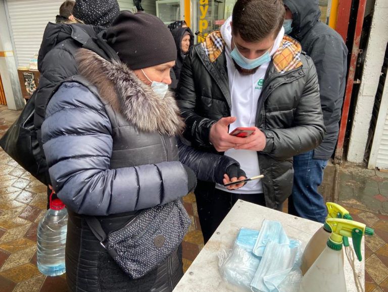 В Махачкале посетителей рынка проверили на наличие QR-кода о вакцинации
