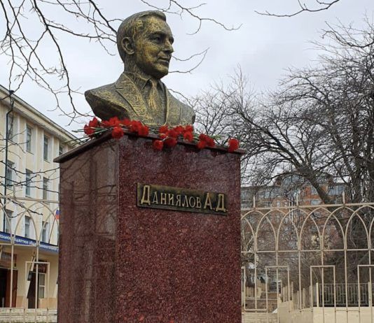 В Махачкале после реставрации открыли бюст Абдурахмана Даниялова
