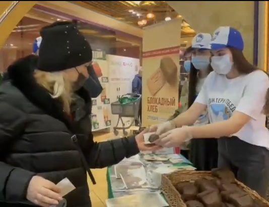 В Махачкале прошла акция «Блокадный хлеб»