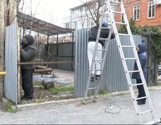 В Махачкале освободили муниципальный участок от незаконно возведенного ограждения и пристройки
