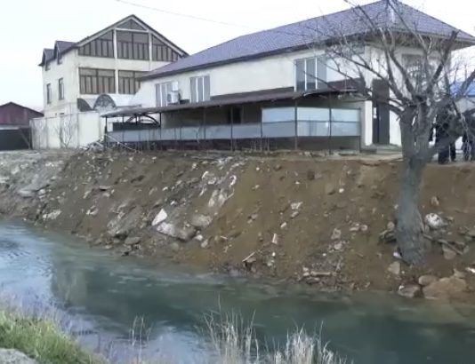 Махачкалинец засыпал участок КОРа для расширения дороги к пивному бару