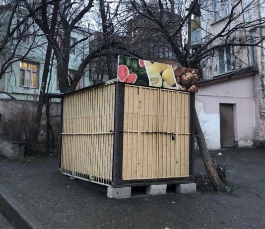 В Махачкале демонтируют незаконно размещенный торговый объект