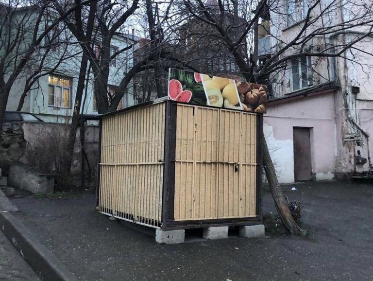 В Махачкале демонтируют незаконно размещенный торговый объект