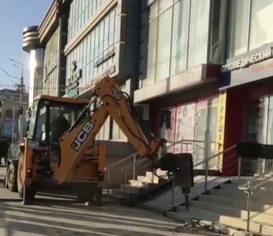 На пр. Акушинского в Махачкале провели демонтаж незаконных входных групп