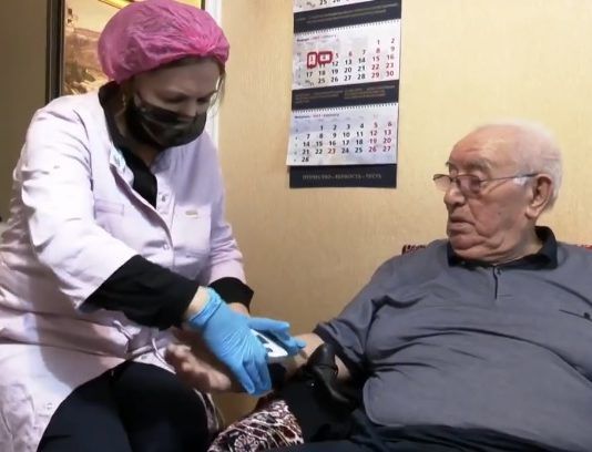 96-летний ветеран из Махачкалы привился от коронавируса