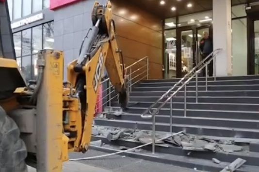 Тротуары Махачкалы высвобождают от входных групп