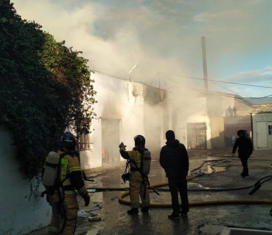 Пожар произошел в мебельном цехе в Махачкале