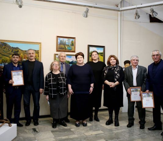 В Махачкале открыли выставку самодеятельных художников «Самородки Дагестана»