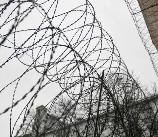 Экс-сотрудника колонии в пригороде Махачкалы будут судить по делу о побеге заключенных