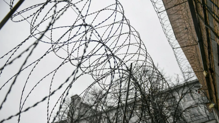 Экс-сотрудника колонии в пригороде Махачкалы будут судить по делу о побеге заключенных