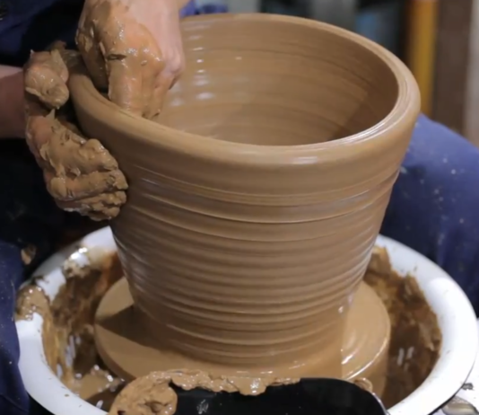 В Махачкале людей с ОВЗ бесплатно обучат гончарному делу и резьбе по дереву