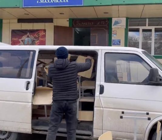 Депутаты горсобрания подарили гимназии новые парты