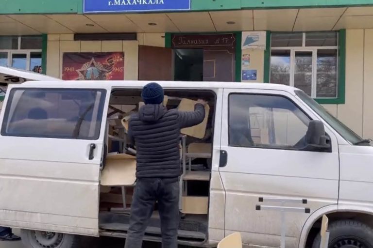 Депутаты горсобрания подарили гимназии новые парты