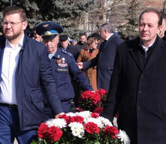 В Махачкале возложили цветы к памятнику Воину-освободителю