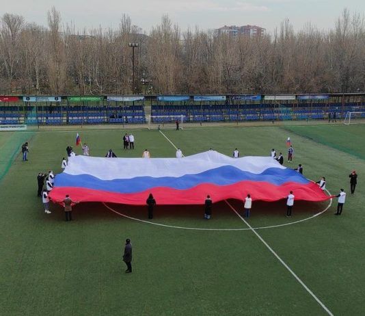 В Махачкале развернули триколор в поддержку российских олимпийцев