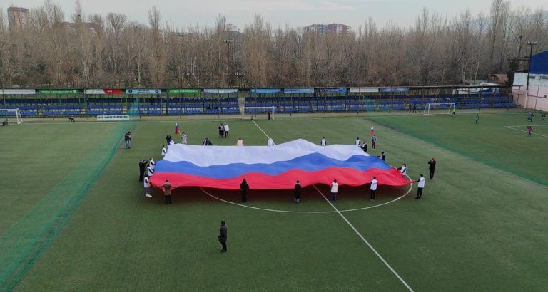 В Махачкале развернули триколор в поддержку российских олимпийцев