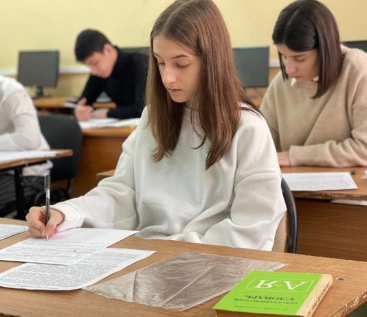 Школьники Махачкалы пишут итоговое сочинение для допуска к ЕГЭ