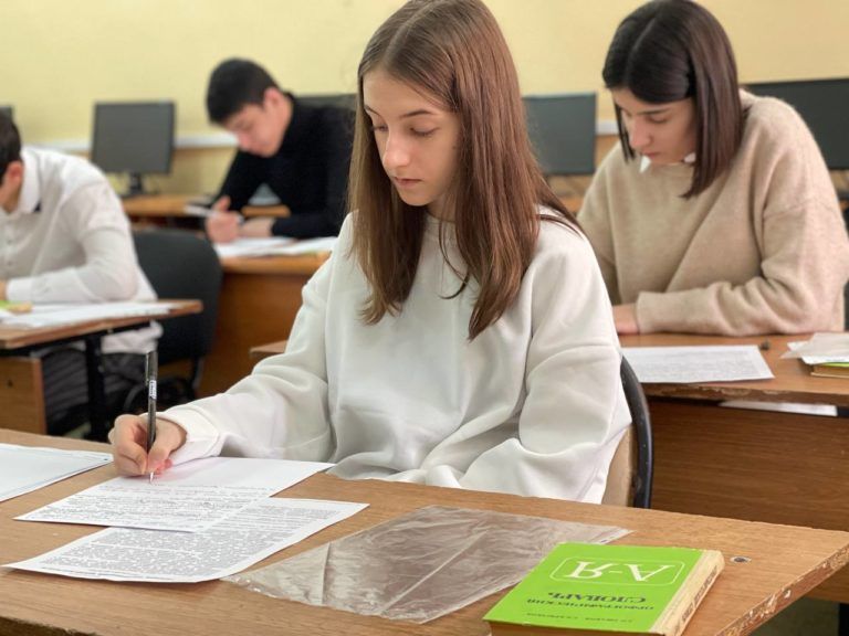 Школьники Махачкалы пишут итоговое сочинение для допуска к ЕГЭ
