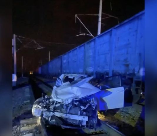 Легковушка и поезд столкнулись в пригороде Махачкалы