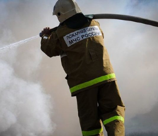 Пожар произошел в мебельном цехе в Махачкале