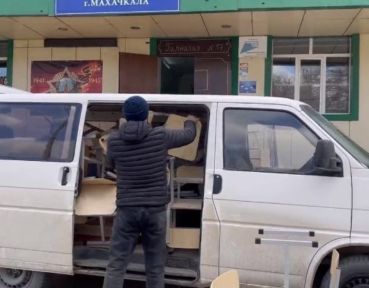 Депутаты Махачкалинского собрания подарили городской гимназии новые парты