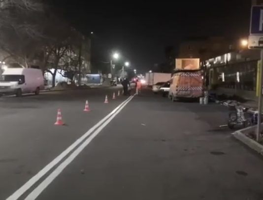 По ул. Коркмасова в Махачкале наносят дорожную разметку