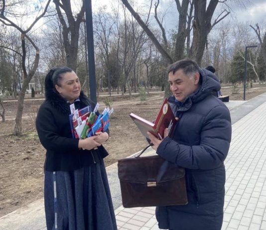 В Махачкале провели акцию по раздаче книг