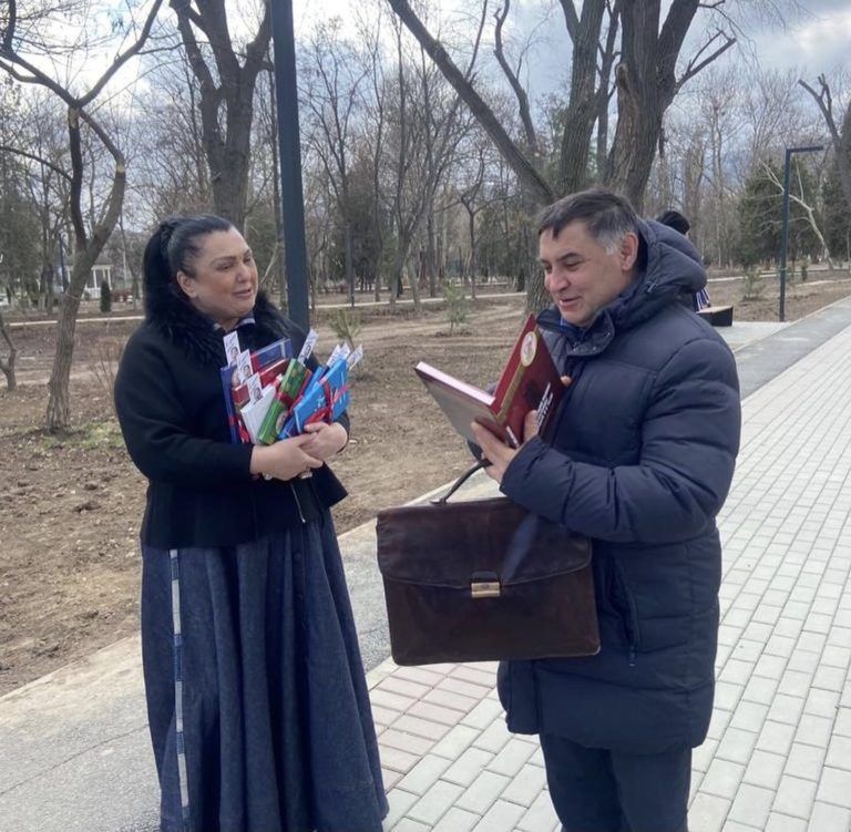 В Махачкале провели акцию по раздаче книг