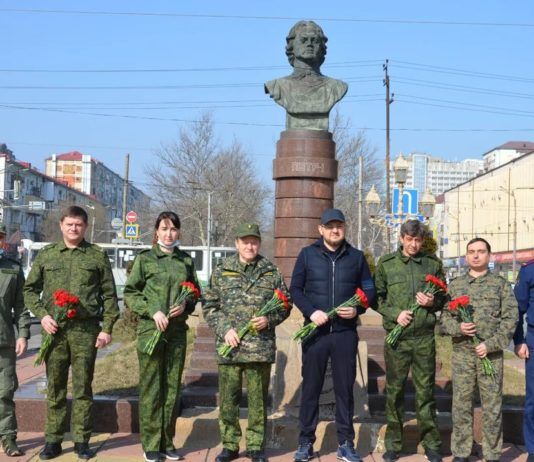 Мэр Махачкалы и следователи провели субботник на территории у памятника Петру I
