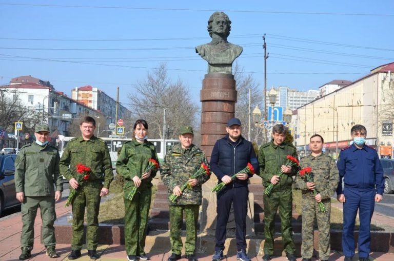 Мэр Махачкалы и следователи провели субботник на территории у памятника Петру I