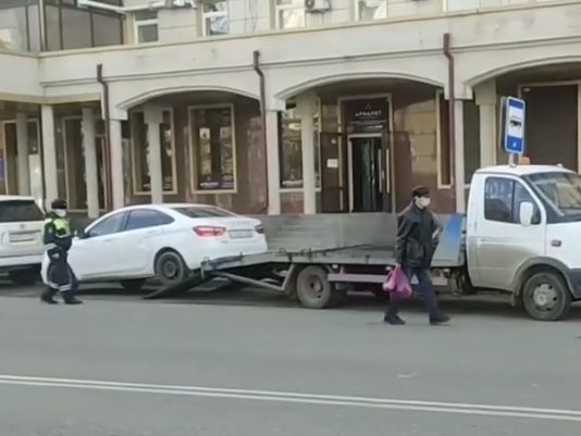 В Махачкале начата эвакуация машин, припаркованных под запрещающими знаками по ул. Коркмасова