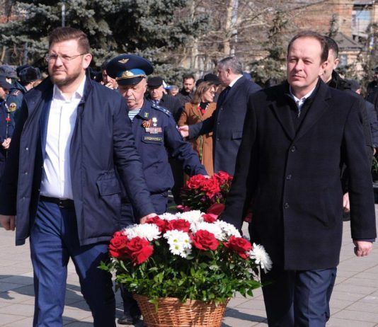 В Махачкале возложили цветы к памятнику Воину-освободителю