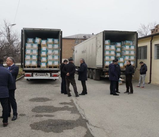 В Махачкалу приехали «Камазы» со 100 тыс. защитных костюмов для медиков от мэрии Москвы