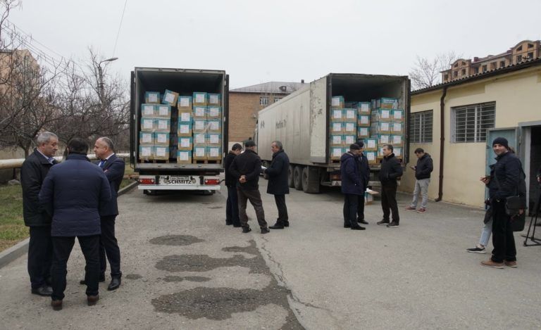 В Махачкалу приехали «Камазы» со 100 тыс. защитных костюмов для медиков от мэрии Москвы