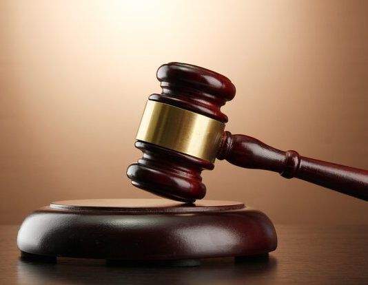 Двоих экс-сотрудников транспортной полиции осудили в Махачкале за взятку