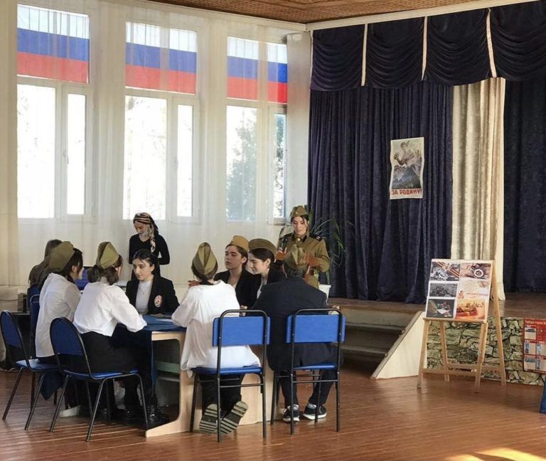 В школах Махачкалы проводят инсценированные уроки на тему Великой Отечественной войны