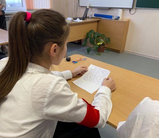 Школьники Махачкалы написали письма поддержки сверстникам из ДНР и ЛНР