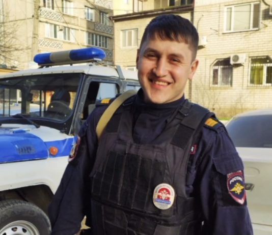 В Махачкале полицейский спас ребенка с балкона на пятом этаже