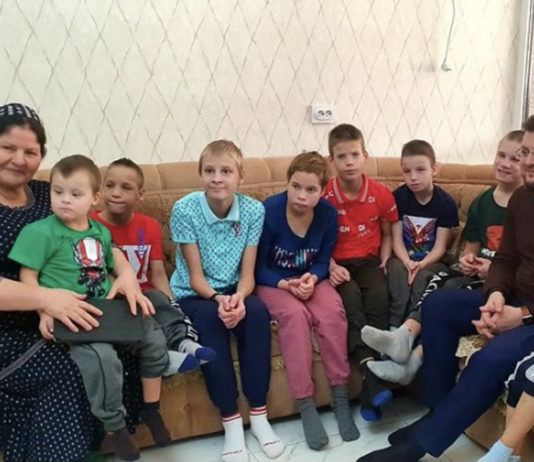 Глава Махачкалы поздравил ветерана войны и многодетную мать с праздником