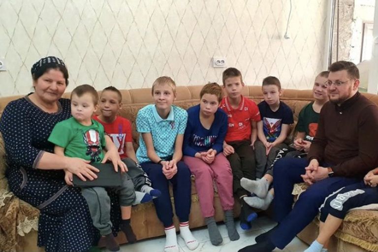 Глава Махачкалы поздравил ветерана войны и многодетную мать с праздником