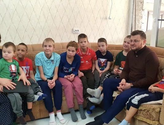 Салман Дадаев поздравил с 8 марта многодетную мать Мадинат Шахбулатову