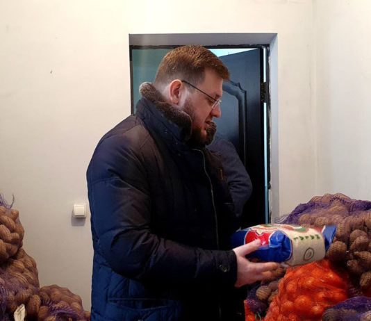 Мэр Махачкалы посетил пункт сбора гуманитарной помощи для жителей Донбасса