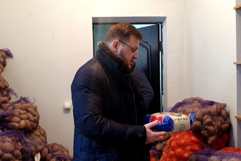 Мэр Махачкалы посетил пункт сбора гуманитарной помощи для жителей Донбасса