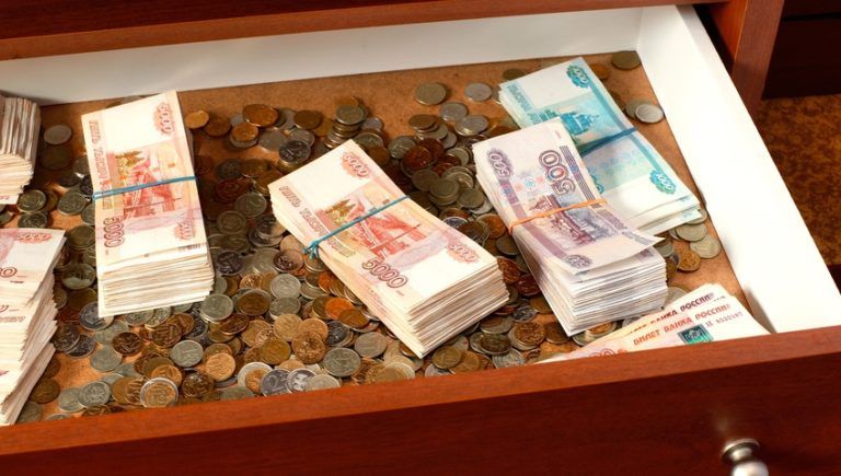 У жительницы Махачкалы украли из шкафа почти 2 млн рублей